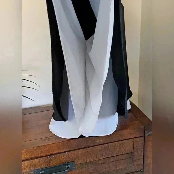 ❤ Beautiful Flowy Nygard Blouse  Small Black White Top - Picture 7 of 11